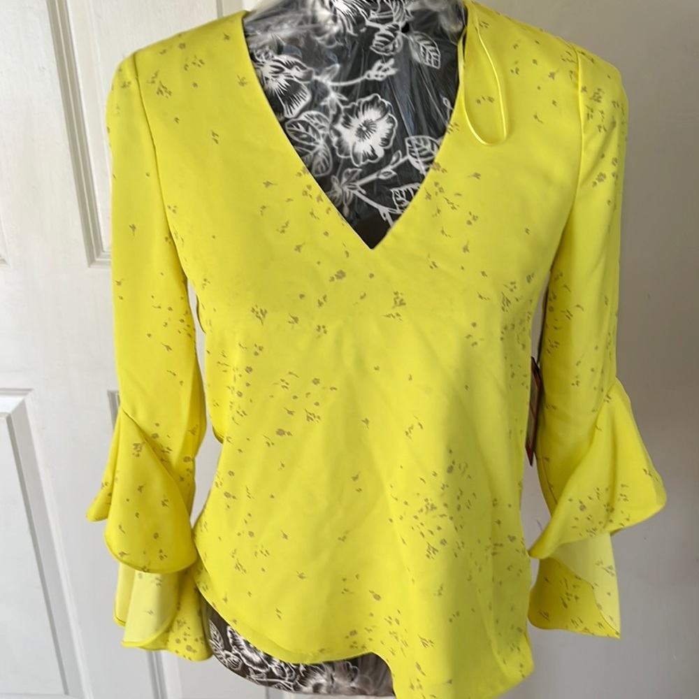 Vince Camuto size XXS yellow print v-neck silky blouse 3/4 bell sleeve - Picture 4 of 15